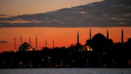 Istanbul, Bosporus, Silhuette der Hagia Sophia und Sultan Ahmed Moschee
